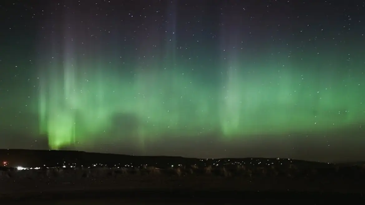 Northern lights, southern shadows
